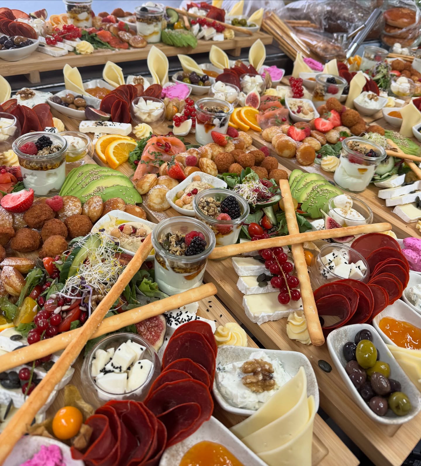 Catering-Platte mit Käse, Charcuterie & Obst