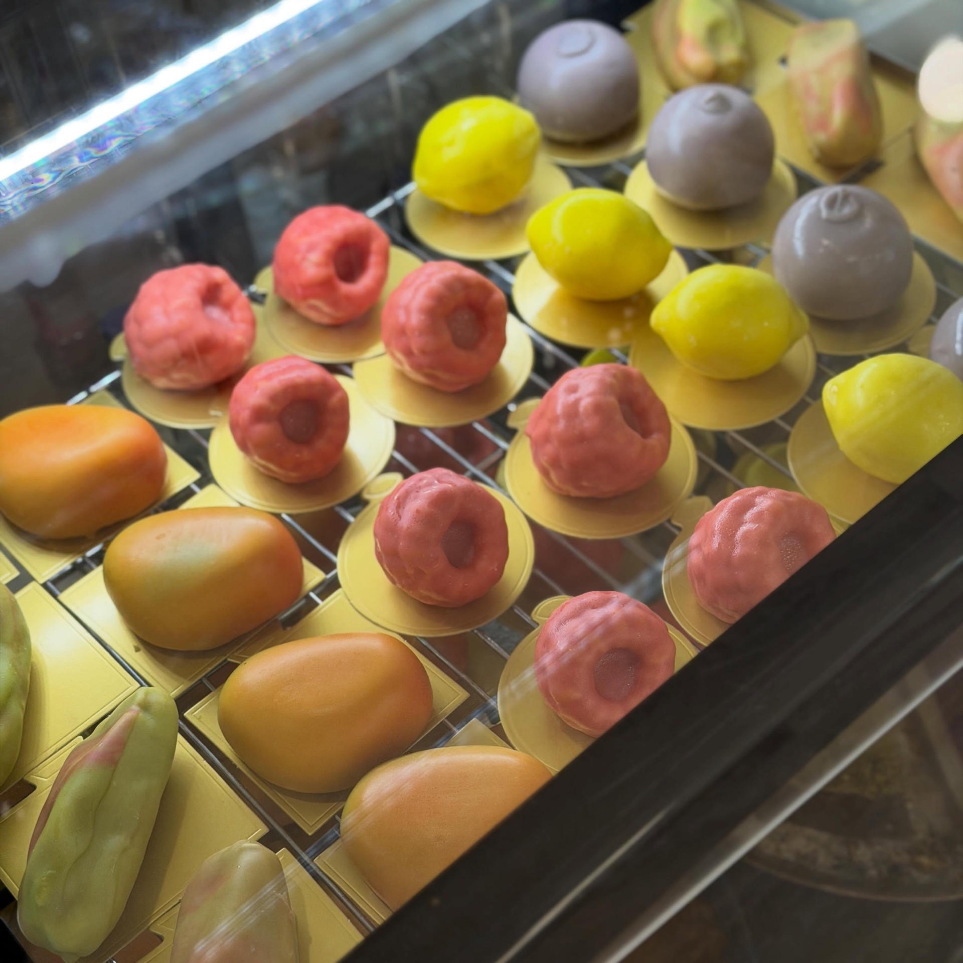 Bunte Pralinen-Auslage