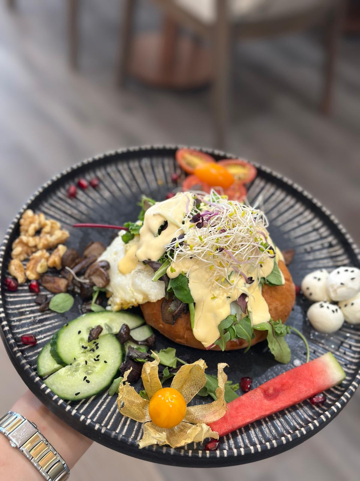 Eleganter Frühstücksteller mit Eggs Benedict