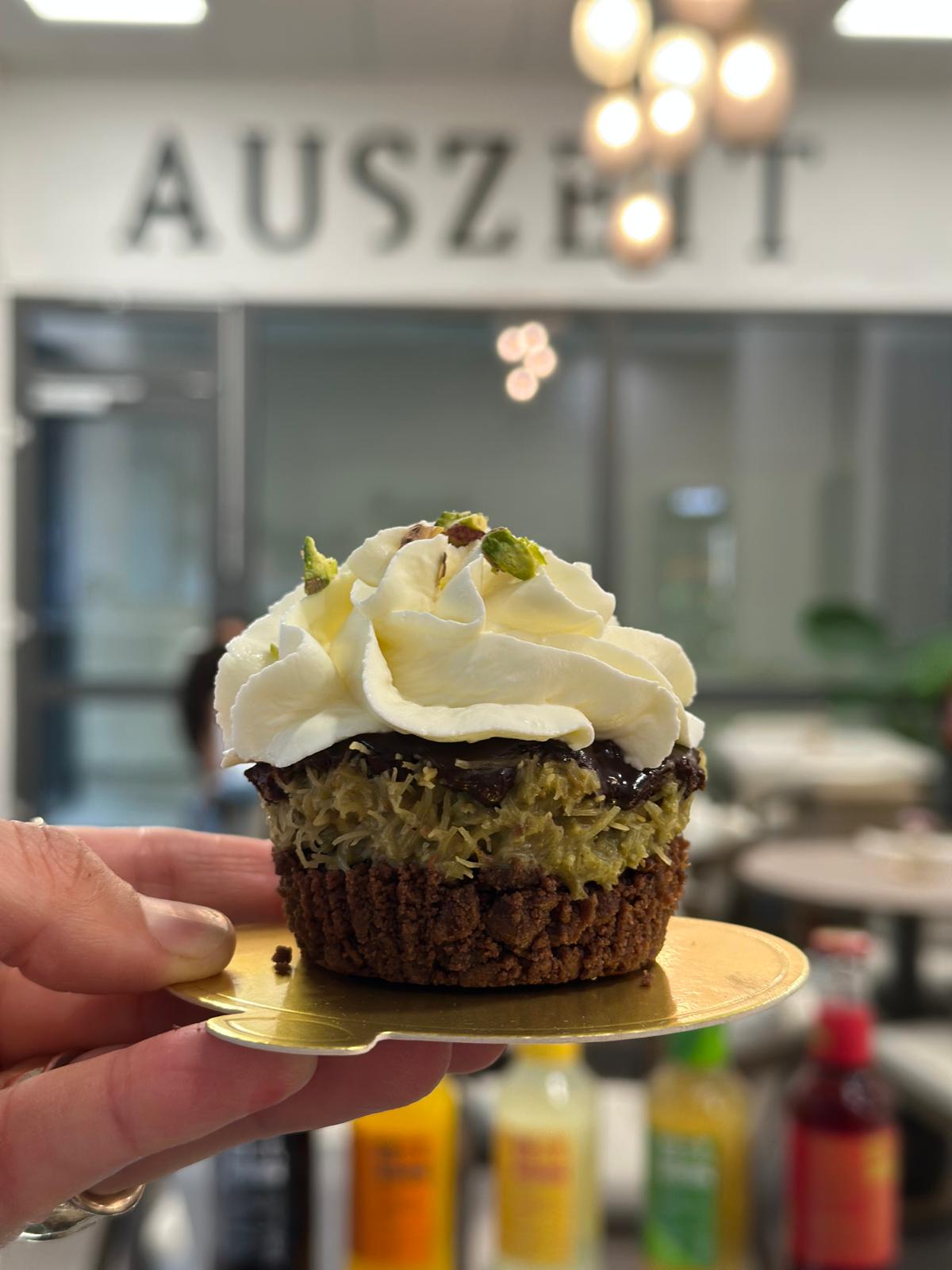 Erfrischender Matcha Latte mit Frühstück