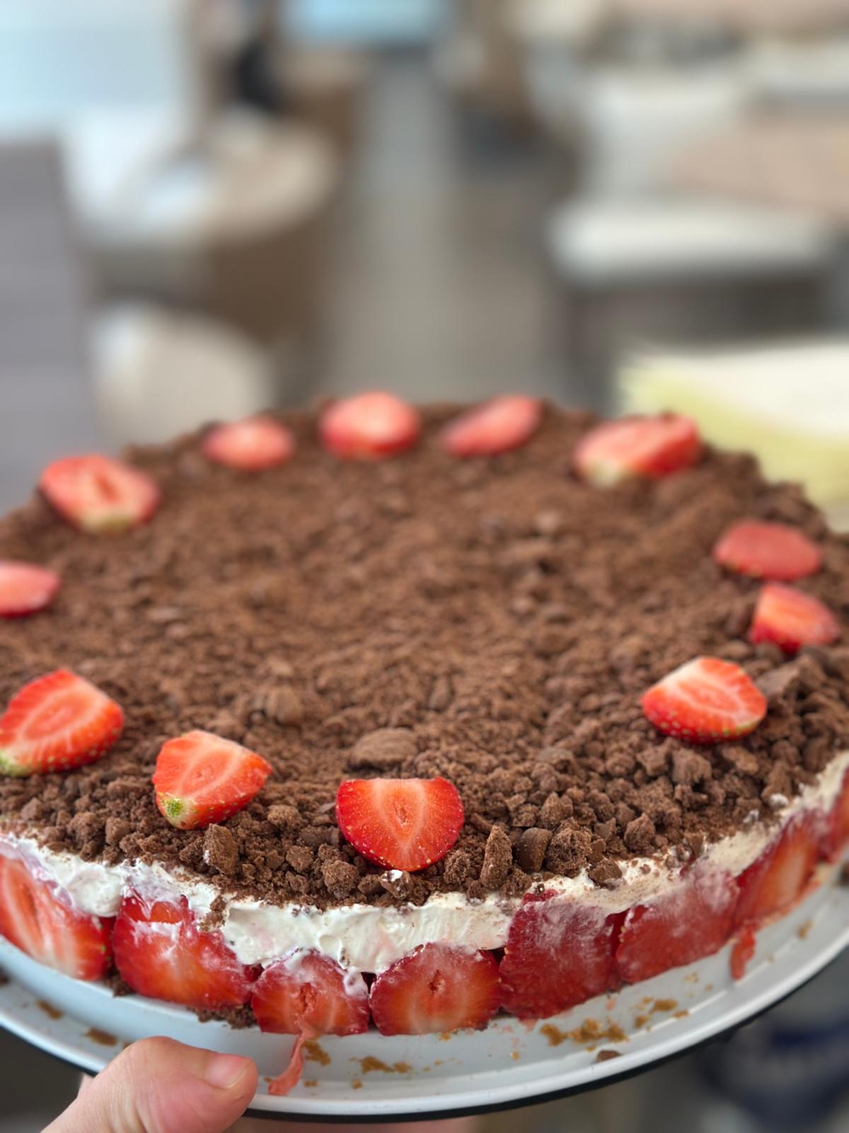 Dekadentes Schokoladendessert mit frischen Erdbeeren